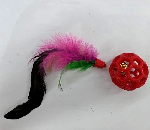 Игрушка - шарик для кошек "МУРОЧКИН", цвет красный, с бубенчиком и перышками, 4,5см